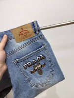 普拉达、2025最新品，专柜同步有售，原单狠货，水洗休闲牛仔裤，进口原版水洗弹力面料，舒适有弹性，原版五金辅料装饰Logo，版型超正，档次极高，专柜品质，上身时