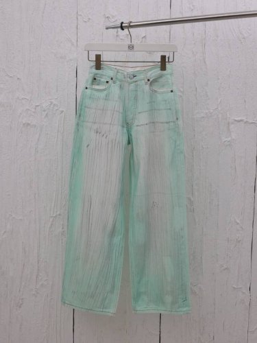 acne Studio* 做旧荧光牛仔裤 面料采用做旧定制荧光面料，在灯光强光照射下荧光粉涂料，整体走线平直细腻，面料舒适柔软，颜色一致无色差 能与同款搭配营造