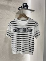 Dio*2025新品上架 条纹针织短袖 定制Yb丝毛纱线织造 柔软亲肤 舒适有型 圆领短袖版型 领口恰当露肤 美化头肩比例更显瘦 通体黑白两色条纹碰撞形成层次感