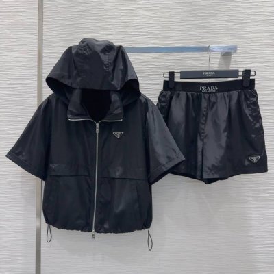 prad * 2025Ss新款套装 特殊材质有肌理感 每个小细节都非常注重 恰到好处的高级感 立体剪裁 让成衣上身更为精致洋气 实物太赞啦！Sml S上衣 肩宽