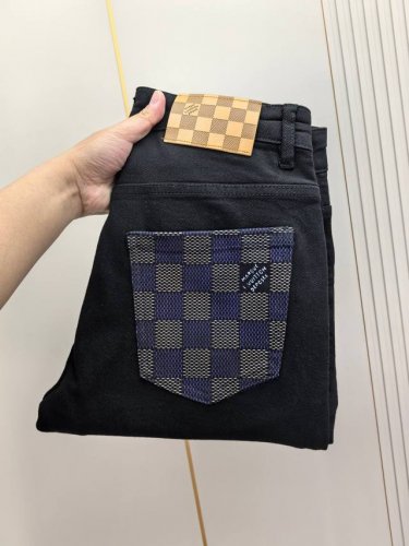 lv驴牌。2025春夏最新推出男士牛仔裤新品！重工水洗牛仔面料，定制面料和一般牛仔布料比起来，更加柔软舒适！超重工洗水工艺 双工艺洗水 整条裤子，手感舒适，细腻