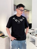 P*Ada 普拉哒2025春夏新款原单男士圆领短袖T恤 专柜同步售卖 爆款高端品质 高版本 Os版型阔版 立体印胶字母Logo设计 定制进口双股100%纯棉面料
