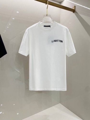 lv 2025早春新款男女同款短袖T恤，！定制专属纯棉面料，定制原版工艺螺纹，胸前重工字母Logo工艺设计！简约大方，从容百搭，档次极高，完美融入时尚还有风情感