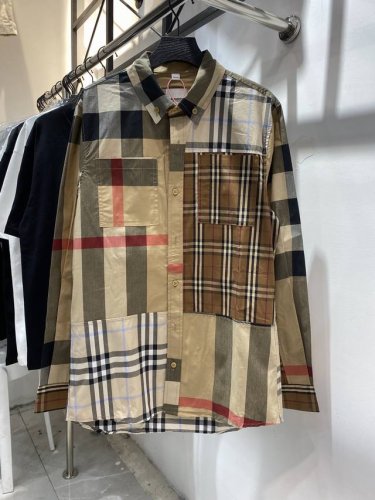 款号：Zmr26# Burberry 巴宝莉 限量款拼接撞色长袖衬衣 各大网红同款衬衫 百分百纯棉衬衫面料 这款衬衫包含了Bbr所有衬衫经典格纹拼接而成 耗时剪