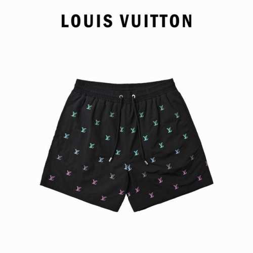 louis Vuitton 路易威登 渐变满印沙滩短裤 选用科技面料塑造侧开衩设计，再以刺绣工艺赋予全幅 Lv Blason 标识雅致渐变效果。Lv 铭纹端头为