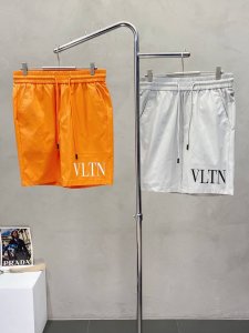 valentino华伦天奴独家专供新款休闲短裤高端版本！专柜定制面料 透气舒适度高，细节无可挑剔，品牌元素设计理念，体现高品质。手感细腻柔软！呈现休闲裁剪，上身