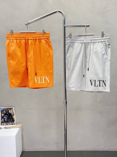 valentino华伦天奴独家专供新款休闲短裤高端版本！专柜定制面料 透气舒适度高，细节无可挑剔，品牌元素设计理念，体现高品质。手感细腻柔软！呈现休闲裁剪，上身