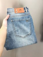 Burbe** 巴宝莉2025早春新款男士修身小脚牛仔裤 官网同步简洁时尚 爆款 高端定制 原单狠货 后裤袋战马Logo标设计 定制进口丹宁水洗牛仔纯棉面料 原