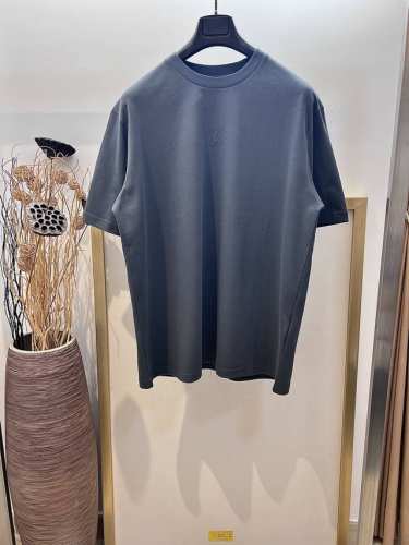 Size：46 48 50 52码 黑白灰三色 男女同款 197712170571 1V 路易家 本款 T 恤取材柔软针织100%纯棉，以轻盈硅质塑造正面 1V