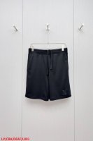 l881 Lv路易威登 烫砖棉毛混纺针织短裤 面料选择： 以39%绵羊毛浸润亲肤触感，29%棉质赋予透气呼吸感，32%锦纶交织弹力支撑，成就三重复合针织面料。混