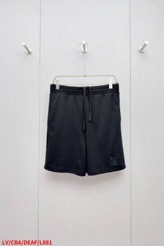 l881 Lv路易威登 烫砖棉毛混纺针织短裤 面料选择： 以39%绵羊毛浸润亲肤触感，29%棉质赋予透气呼吸感，32%锦纶交织弹力支撑，成就三重复合针织面料。混