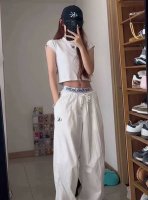 实拍图P150工装裤又一条封神裤 辣妹天菜 版型和面料都很绝 双腰头织带组合太帅了！ 梨形身材的姐妹真的必须冲它！ 颜色：黑色 白色 尺码：Sml s裤长10