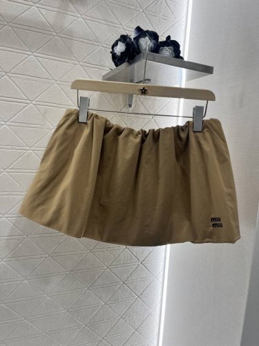 Miumi*2025新品上架 超短蓬蓬裙裤 定制Yb斜纹全棉材质 质感细腻 挺括有型 弹力高腰短裙版型 内里自带衬裤防走光 灵活行动让青春活力立显 多重褶皱微A