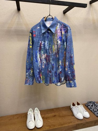 acne Studios 25Ss 涂鸦画布牛仔衬衫 以轻盈的面料和多彩的抽象印花为特色，展现出一种自然而不失个性的风格。衬衫的设计宽松舒适，非常适合春夏季节穿