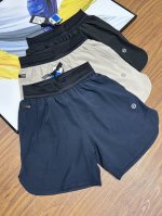 露露Lululemon夏季新款休闲男女情侣同款短裤 运动跑步短裤 轻薄后背网眼 拼接透气短裤休闲短裤 此款短裤的面料四向弹力 松紧腰带设计 亲肤 侧边拉链口袋