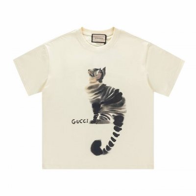 款号 358 gucci新品 无感印花 高克重短袖 选用客供定制针织100%纯棉面打造,面料手感细腻 厚实有质感的纯棉布 高密度的机织工艺 如棉絮般柔紧致舒适