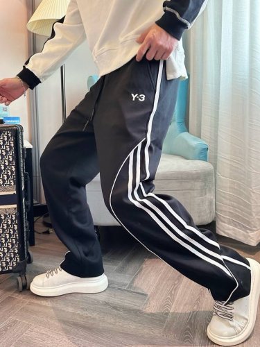 Y3 2025春季新款休闲裤！官网同步发售。品牌经典LOGO休闲裤 ，定制面料，舒适度极好，手触感强烈。辨识度极高，完美品相工艺。 尺码：M-3XL