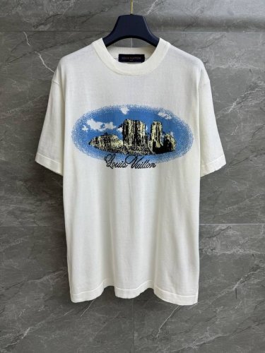 早春新款上新啦 L家白色风景提花短袖 春夏系列 圆领罗纹领口 西部风景提花图案 休闲减龄时髦 棉质针织面料 柔软舒适透气 宽松版型不挑人穿 男女同款 商标齐全