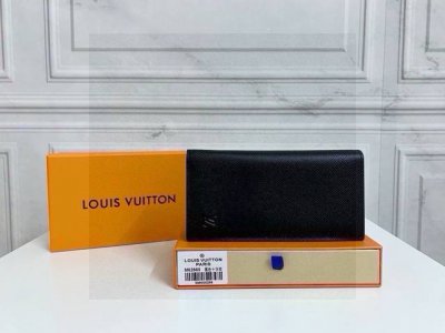 Lv 十字纹长款折叠钱夹 由Monogram Eclipse 帆布裁制而成 这款钱夹毋庸置疑是绝对的经典，用十年都不会过时 时尚而实用，存放携带信用卡与现金的理