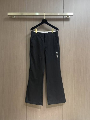 lv 贴饰喇叭休闲裤，定制丝韵精棉以喇叭剪裁巧妙延长视觉线条采用进口机刺绣工艺 使用先进的计算机控制系统和精密的机械部件 实现手写体路易威登刺绣标识作业，柔光洗