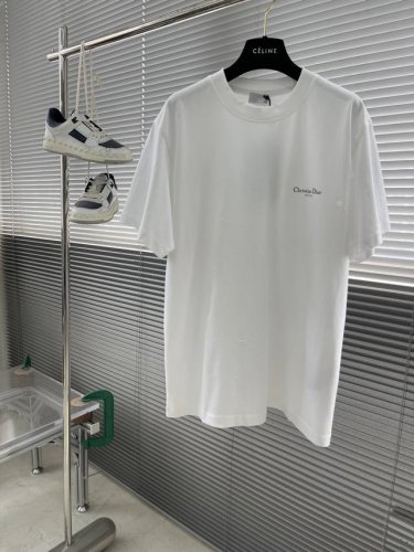 dio 25Ss新款 T 恤采用白色棉质竹节平纹针织面料精心制作。胸前饰以灰色 Christian Dio Couture 印花，呈现仿旧效果。休闲剪裁和罗纹圆