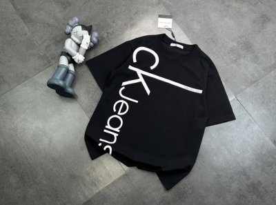 潮牌Calvin Klein喷印工艺情侣款短袖T恤！ ：240G双纱潮牌专用棉，纹理清晰，质感满满，同缸定染1×1无色差精密纯棉螺纹，层搭叠穿，自留好货，强烈推