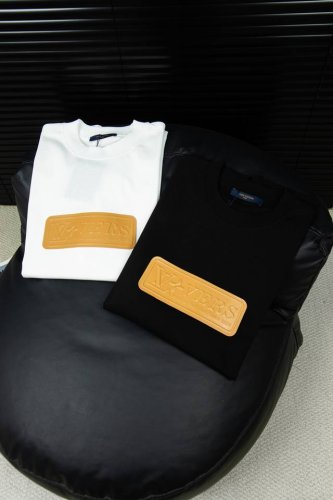 款号：W90 Louis Vuitton 路易威登 2025Ss皮标短袖T恤 Louis Vuitton法国路威酩轩集团-Lvmh旗下品牌 著名奢侈品箱包和皮具