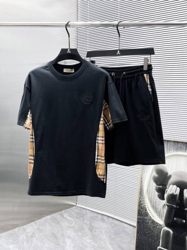 巴宝莉 Burberry 2025Ss夏季新款 休闲 短袖 短裤 套装 高端版本 专柜定制面料 透气舒适度高 细节无可挑剔 品牌元素设计理念 体现高品质 手感细