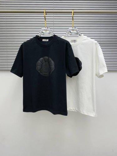 Ss蒙口纯棉最新面料经典标识图案Logo时尚简约潮流短袖，最顶级的品质专柜原单短袖，顶级制作工艺进口面料，专柜款独特设计，采用进口高端订制面料。官网在售！面料版