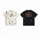 款M45 巴黎世家短袖 巴黎世家Balenciaga 23Ss双B手绘泥巴做旧印花短袖 面料采用260G巴黎专用双纱*高克重十字双纱罗纹 成衣前后幅采用手绘印花