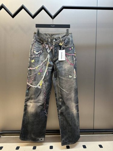 Acne 链条印花牛仔裤 直筒版型 1981M牛仔裤采用宽松的剪裁，低腰、宽腿和长款。装饰着季节性的Trompe L'oeil印花，由中蓝色洗水非弹力牛仔布制成