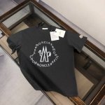 Mon*Cler 蒙口 2025最新款情侣款品牌Logo印花图案圆领短袖 情侣T恤～～ 春夏新品 高品质 时尚百搭潮款 定制进口面料 ！穿着舒适 透气 时尚不失
