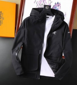 始祖鸟 官网同款，三标齐全，提前发售 2025Ss开春新款男士夹克外套，双面穿原单三标齐全高端版本 专柜定制面料 透气舒适度高，细节无可挑剔，品牌元素设计理念，