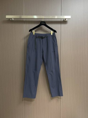 miumiu 2025Ss科技织物识标长裤 此款长裤选用高级尼龙面料 原版开模的进口牙拉链 门襟处按扣开合 原版开模的压胶Logo 正面斜口插袋后嵌线袋微阔版型