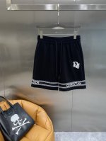 迪家 Dior短裤，经典又百搭。裤身一侧精致的“Dior”品牌字母组合，还有裤脚处“Dior”和“Christian”字样的装饰，细节之处尽显奢华 松紧腰搭配抽