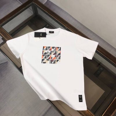 fendi 芬迪 2025春夏新款上市 纯棉短袖T恤！270克定制棉，面料柔软舒适，全新设计灵感，极具时尚代表性！精致刺绣Logo工艺！手感舒适透气！极为时尚耐