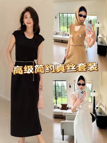 套装 极简主义高级感深U领真丝半裙套装 上衣深U方勺领剪裁，流畅简约 延伸脖颈线条，彰显悠然自在的时髦感 突出锁骨线条，舒适贴合不会走光，演绎浪漫性感的腔调，开