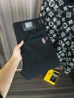 蒙口 新款来袭2680新春爆款新品 专柜有售 实体店极品牛仔裤专柜原版1:1好货，适合各个年龄段。市场最高版本的欧洲进口面料。舒适柔软亲肤，上身效果超级棒时尚百