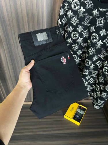 蒙口 新款来袭2680新春爆款新品 专柜有售 实体店极品牛仔裤专柜原版1:1好货，适合各个年龄段。市场最高版本的欧洲进口面料。舒适柔软亲肤，上身效果超级棒时尚百