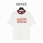 gucci 古驰 25Ss 红领及Logo撞色发泡印花短袖T恤 白色化身为新的画布 供奇思妙想施展魅力 品牌创意总监以充满缱绻画意的笔触缔就丰富多样的实用设计