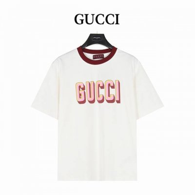 gucci 古驰 25Ss 红领及Logo撞色发泡印花短袖T恤 白色化身为新的画布 供奇思妙想施展魅力 品牌创意总监以充满缱绻画意的笔触缔就丰富多样的实用设计