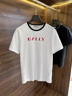 new# Bal*Y 巴利 官网同步新款短袖T恤，面料精选100%全棉质面料，柔软亲肤，透气性佳，为您带来无与伦比的穿着体验，胸前标识字母印花。整体图案呈现活灵