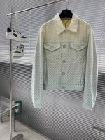 驴牌 25Ss新款牛仔夹克令 Damier 提花织纹呈现淡雅渐变，吹拂清新夏日气息。正绒面革 Damier 标签栖身背后，珠光金属纽扣彰显丹迪风尚，可与同款长裤