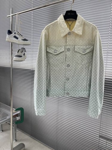 驴牌 25Ss新款牛仔夹克令 Damier 提花织纹呈现淡雅渐变，吹拂清新夏日气息。正绒面革 Damier 标签栖身背后，珠光金属纽扣彰显丹迪风尚，可与同款长裤