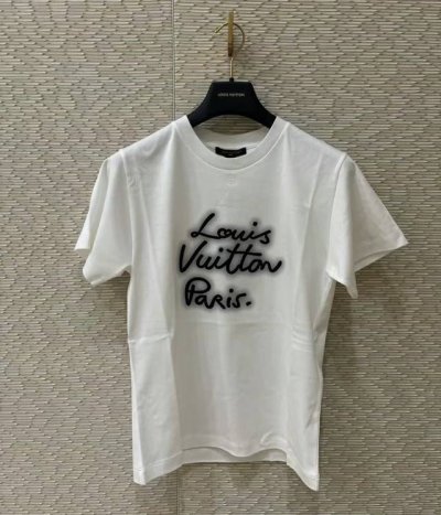 签名印花T 采用定制棉料 上身透气又舒适，质感简直爆棚 胸前手绘风格的字母印花徽标，高级感满满！单穿或者内搭，都能轻松驾驭，时尚度满分 不管是什么身材都能轻松H