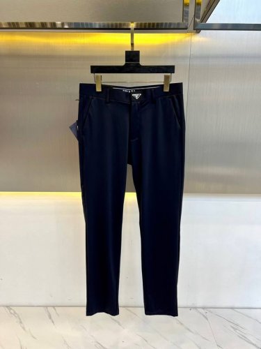 prada 2025Ss新款法郎金属三角标Logo标识休闲西裤，采用原版西裤面料，简约舒适，独特设计，缔造简约线条感，版型不挑人，定制原版五金辅料，简单易搭配，
