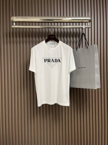 P220Prada 2025Ss春夏新款圆领短袖T恤，太有特色啦！字母刺绣，精致感满满，Prada字母刺绣组成经典品牌倒三角Logo，超吸睛，宽松休闲的版型，舒