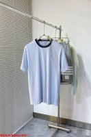 l908 Brbbr 25Ss新款T 恤衫，选用平织棉面料打造，呈现休闲版型。领口融入条纹设计，点缀同色系马术骑士徽标 Ekd 刺绣。 码数：S.M.L.Xl