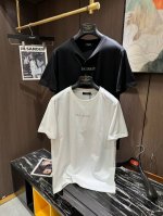 Balmain2025 春夏新款短袖 整体上色泽较鲜明和光亮 手感顺滑揉软 悬垂感特强 质地自然柔软 贴身超级舒服 悬垂感特强 t恤日常穿搭很自在很实用 超级的