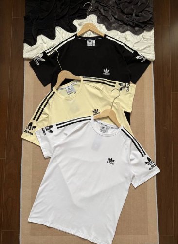 adidas阿迪达斯 经典三叶草系列 休闲情侣短袖T恤 面料方面，选用高品质纯棉材质，亲肤透气，柔软舒适，兼顾耐穿与轻盈，即便炎炎夏日也能保持清爽体感。 经典三